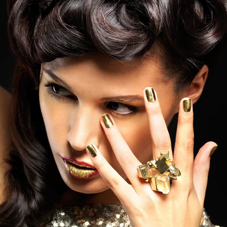 المناكير الذهبي موضة شتاء 2020
