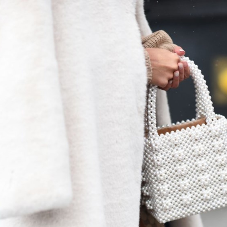 احدث موديلات حقائب بيضاء جلدية لشتاء 2020