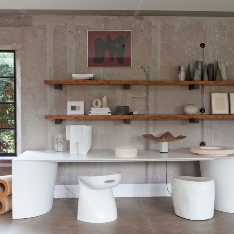 barcelona chair باللون الأ بيض البسيط والناعم