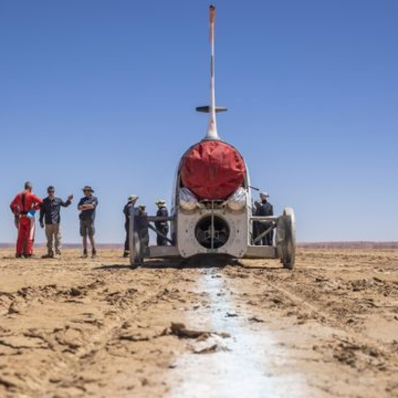 رولز رويس تجري اختبارات على سيارة نفاثة