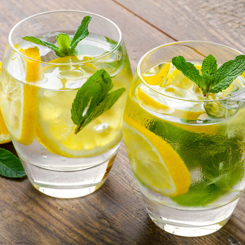 الماء مع اللليمون يعزز مناعة الجسم