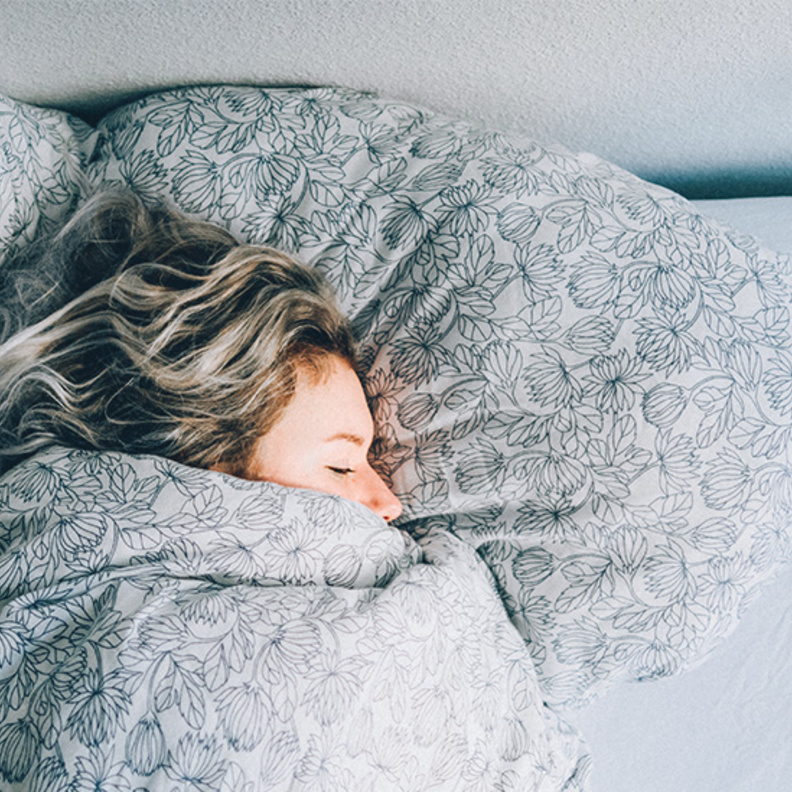 النوم على الجانبين يحسن من عملية التنفس أثناء الزكام