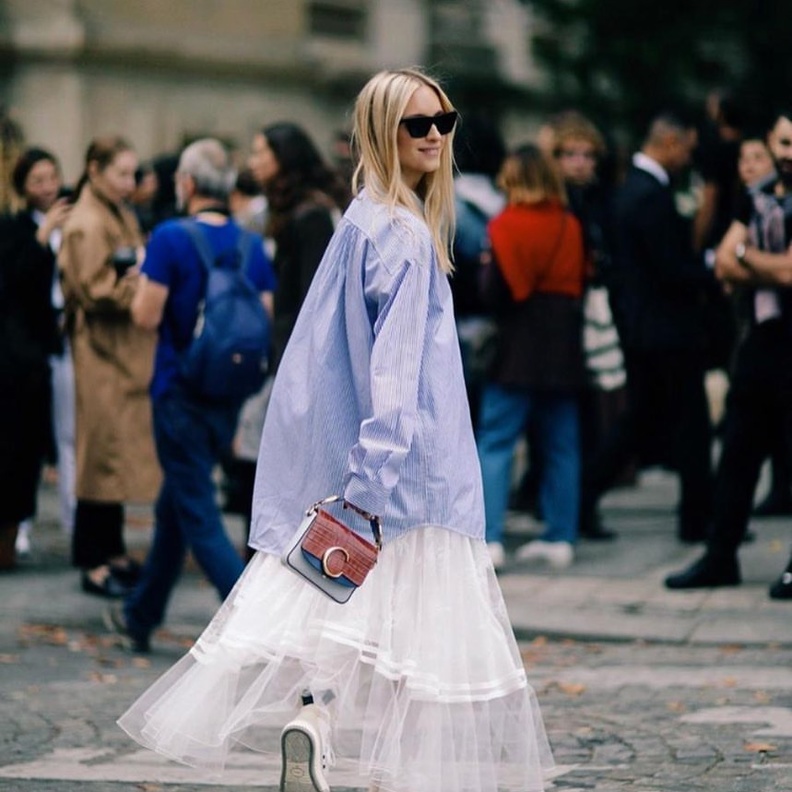  اطلالة جلد بالكامل مع تنورة طويلة