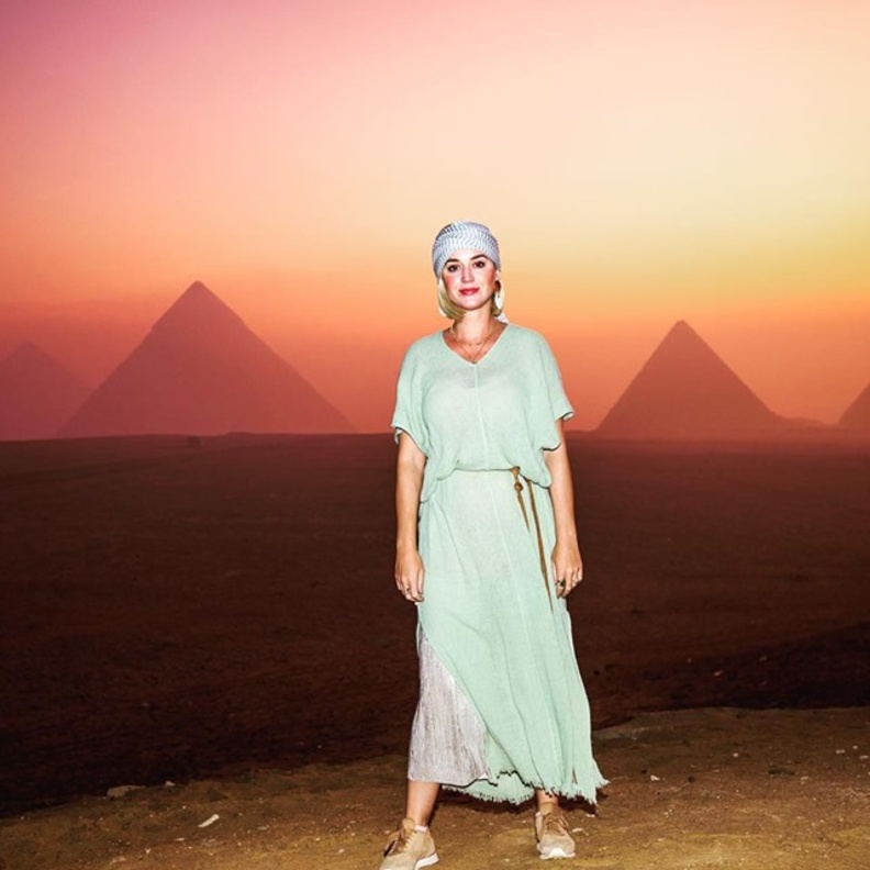 كاتي بيري امام الاهرامات