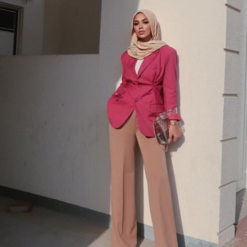 اختارت سحر فؤااد تنسيق شبابي في البنطلون القماشي