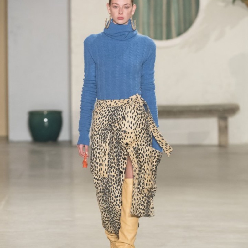 اختاري من دار Drome موضة التنورة الجلدية الواسعة مع الكسرات ونسّقيها مع الجاكيت الواسعة الزرقاء