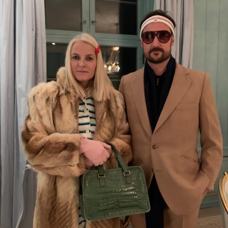 تنكر ولي عهد النرويج الأمير هاكون وزوجته الأميرة ميت ماريت