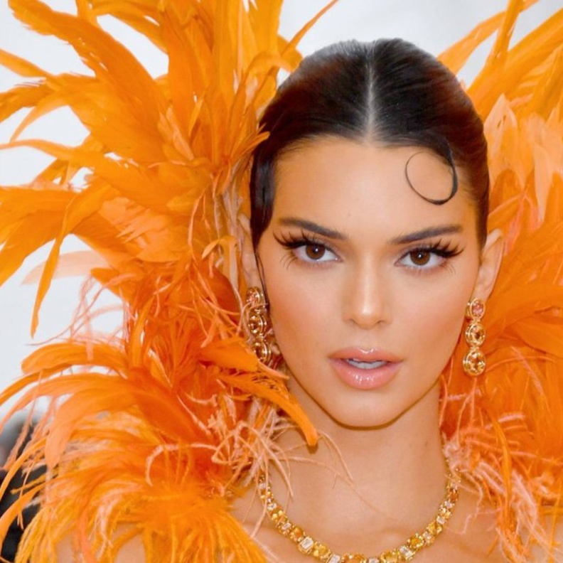 إطلالات جمالية جريئة اعتمدتها كيندال