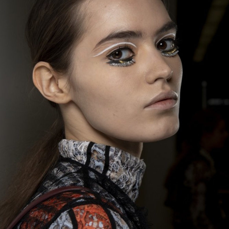 احدث رسمات آيلاينر بيضاء ودائرية موضة شتاء 2020 من Giambattista Valli