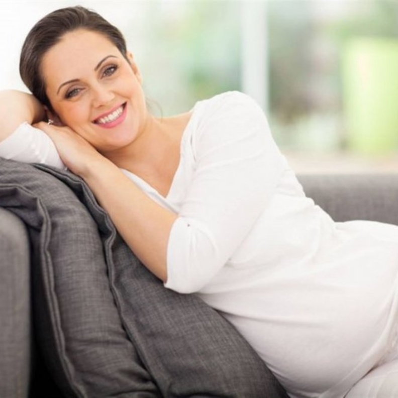 اختاري أيتها الحامل مع الخبراء المتخصصين الأنسب لعلاج حب الشباب بالطرق الآمنة