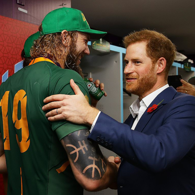 الأمير هاري ينضم إلى لاعبي منتخب جنوب إفريقيا للركبي بعد تغلبهم على منتخب إنجلترا