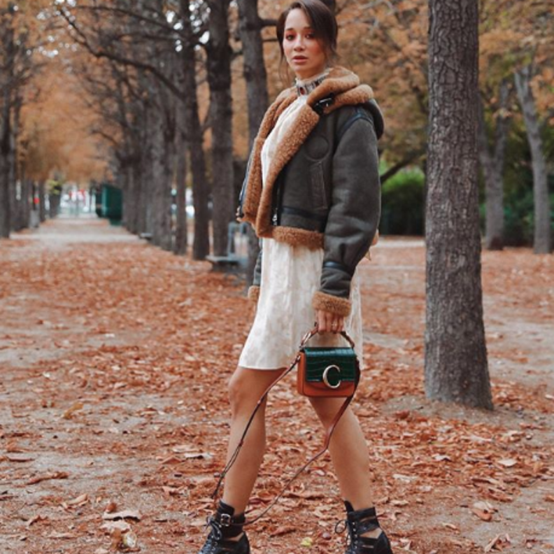 اطلالة خريفية في التنورة الميدي نسقتها مرام زبيدة