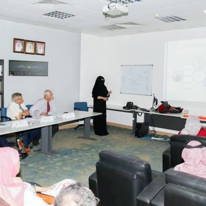 الباحثة السعودية بثينة أحمد تتوصل إلى حلول فيزيائية بديلة لعلاج السرطان