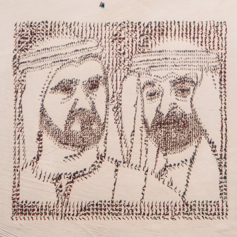 صورة لمحمد بن راشد ومحمد بن زايد من 4500 علم إماراتي احتفالا بيوم العلم