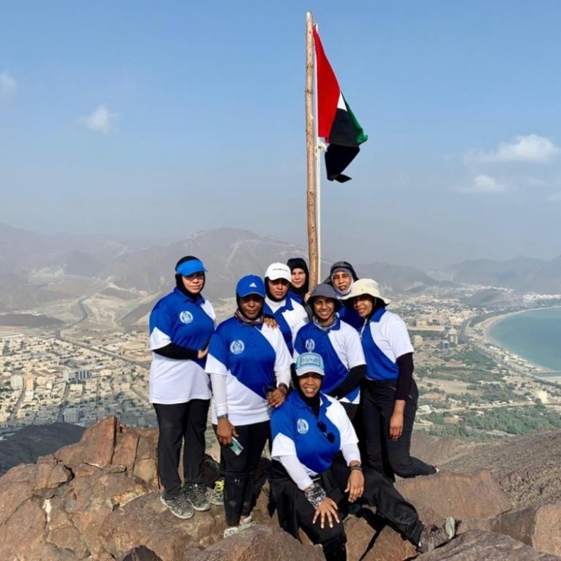 علم الإمارات يرفرف عالياً.. رفع علم الإمارات على 7 قمم جبلية