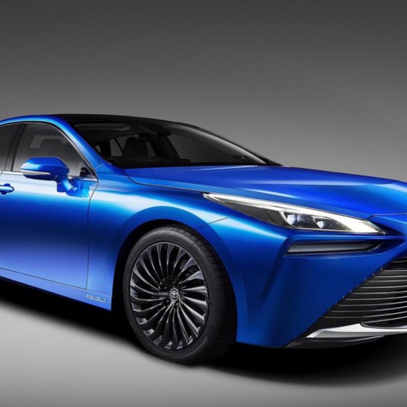 Mirai في الجيل الثاني من مفهوم السيدان العادية إلى نمط أكثر رفاهية مع فئة السيدان الكوبيه