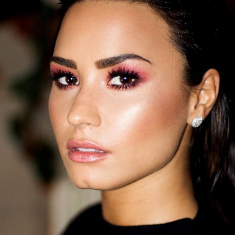 طريقة وضع مكياج عيون وردي ناعم بأسلوب Emily Ratajkowski