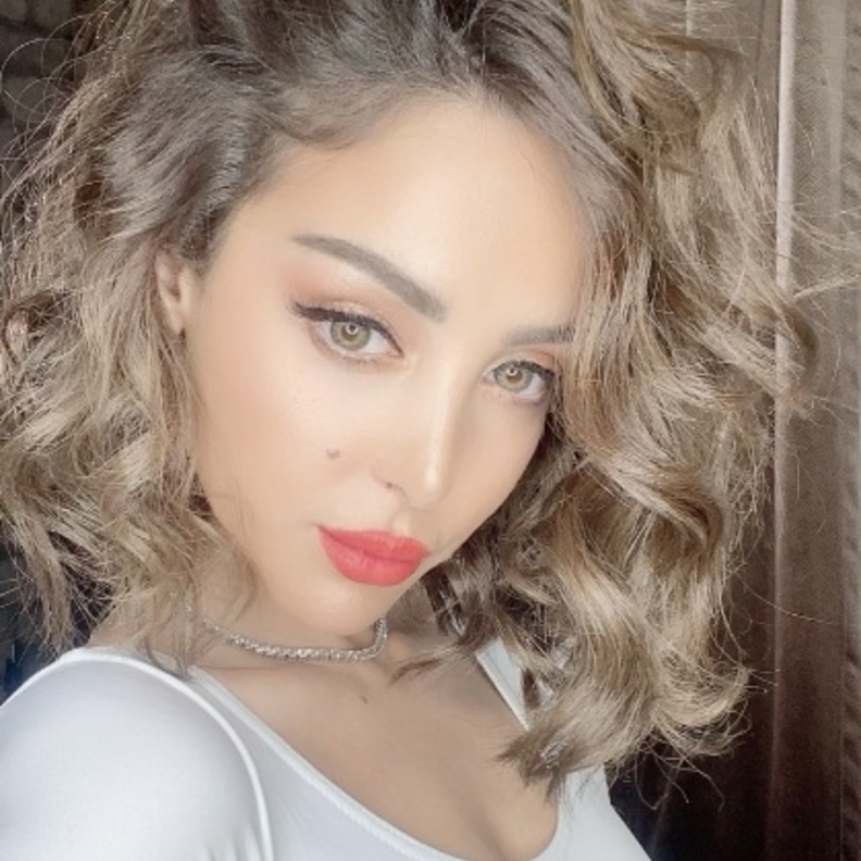 بسمة بوسيل تطبق مكياج مشمشي بالخطوات