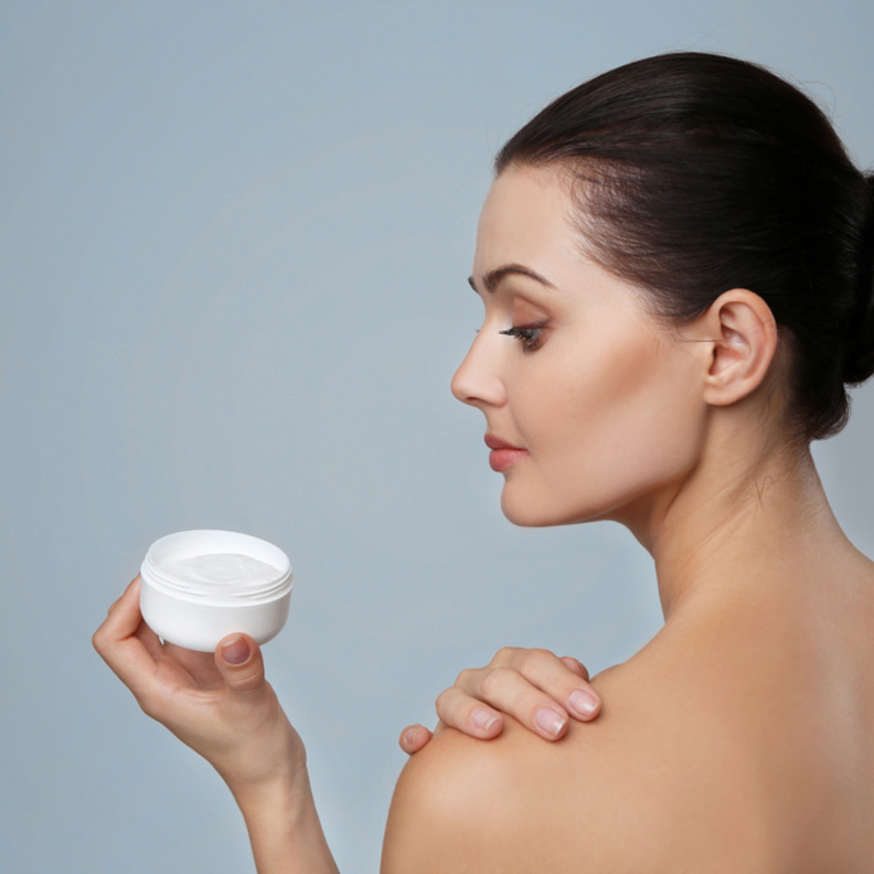 تجنبي إحتكاك الشعر بالظهر لأنه قد يزيد الزيت والأوساخ على الظهر