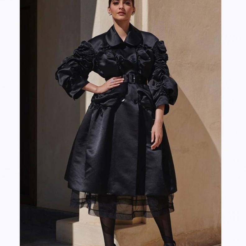 سونام كابور في الشارقة في اطلالة أنيقة بالأسود