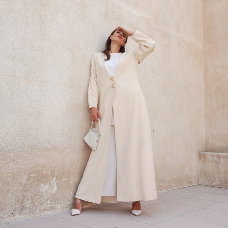 موديلات عبايات بتفاصيل الأزرار 