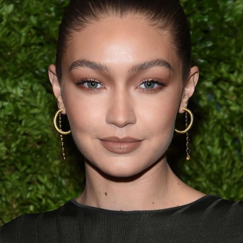 غالباً ما تختار جيجي حديد المكياج والتسريحات التي تناسبها