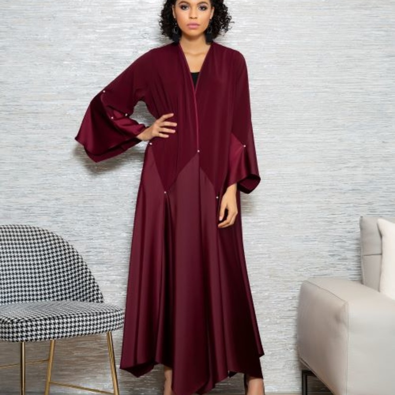 اكسري الروتين وتألقي بالعباية البوردو من عفّة الدباغ