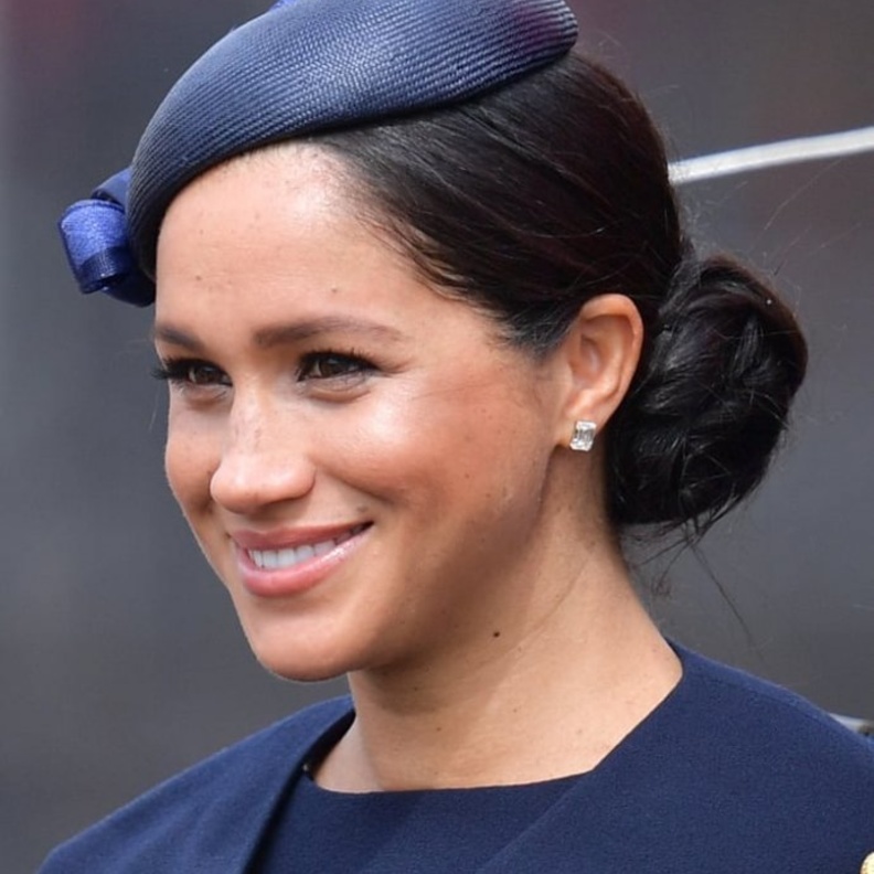 الدوقة ميغان ماركل باجمل تسريحات الكعكة العالية مع الشعر المشدود الى الاعلى
