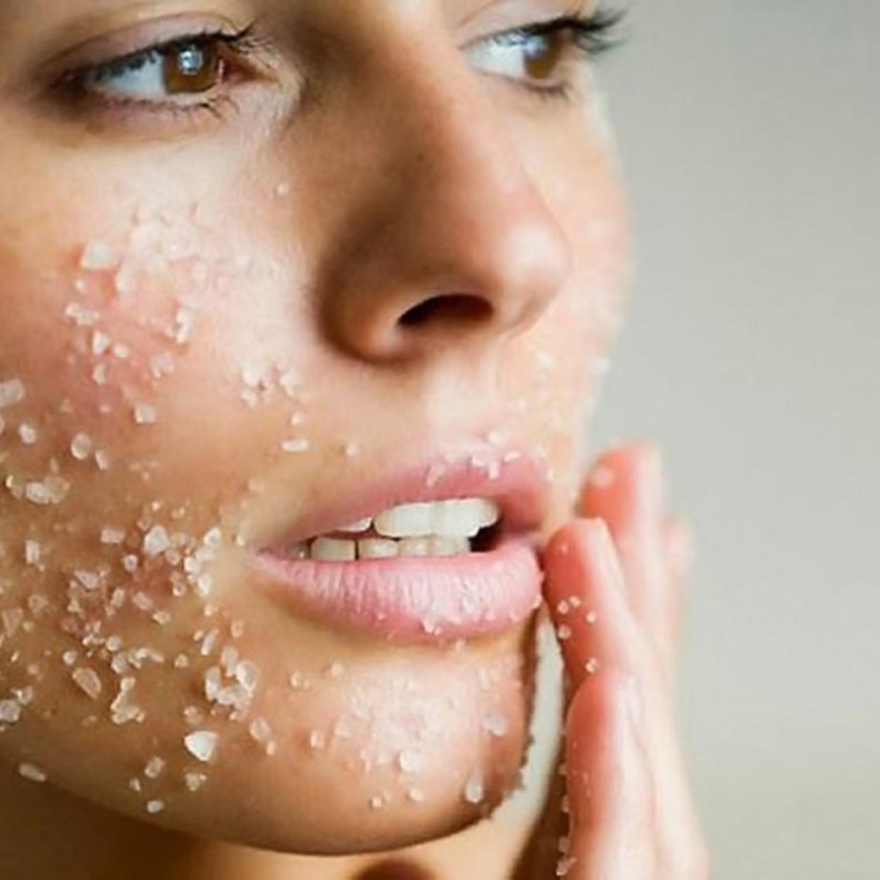 قومي بتقشير البشرة بالملح لإزالة خلايا الجلد الميتة