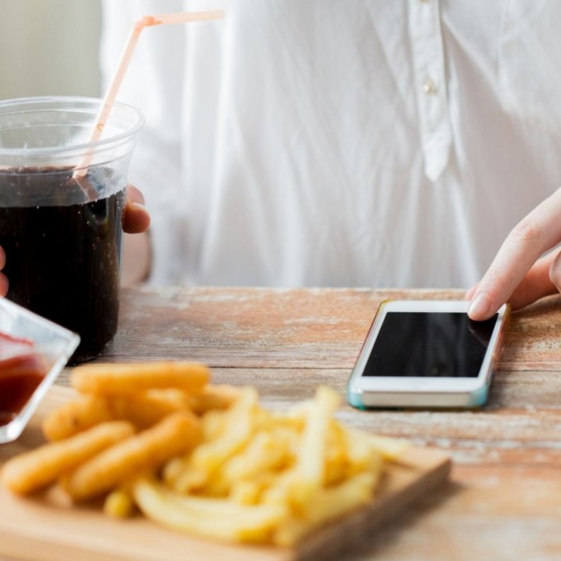  استخدام الموبايل يؤثر على نوعيات الطعام المتناولة