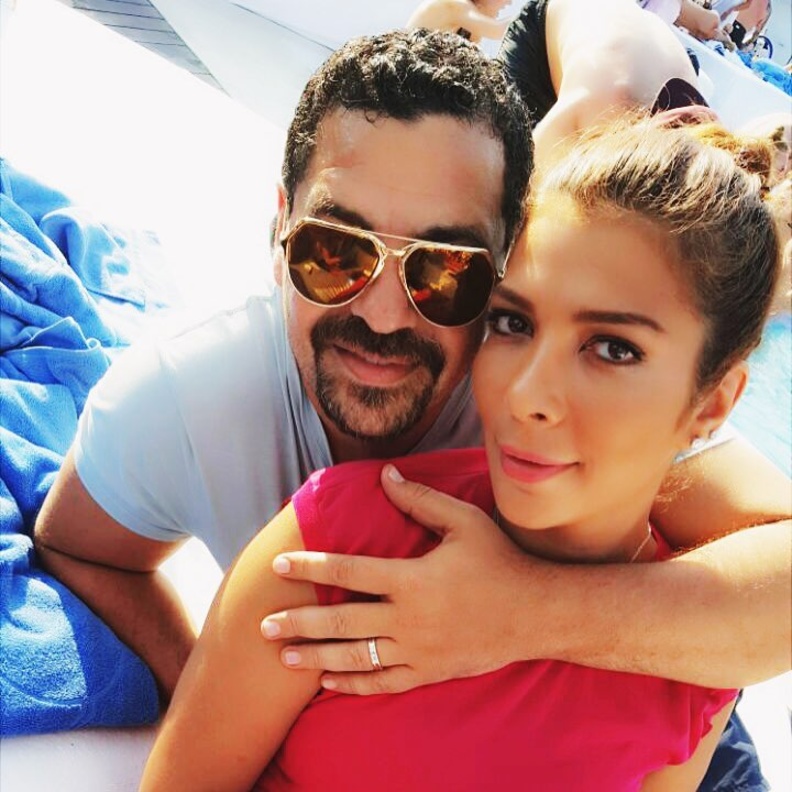 زوج أصالة نصري يثير الجدل لتخليه عن خاتم الزواج بأحدث صور له