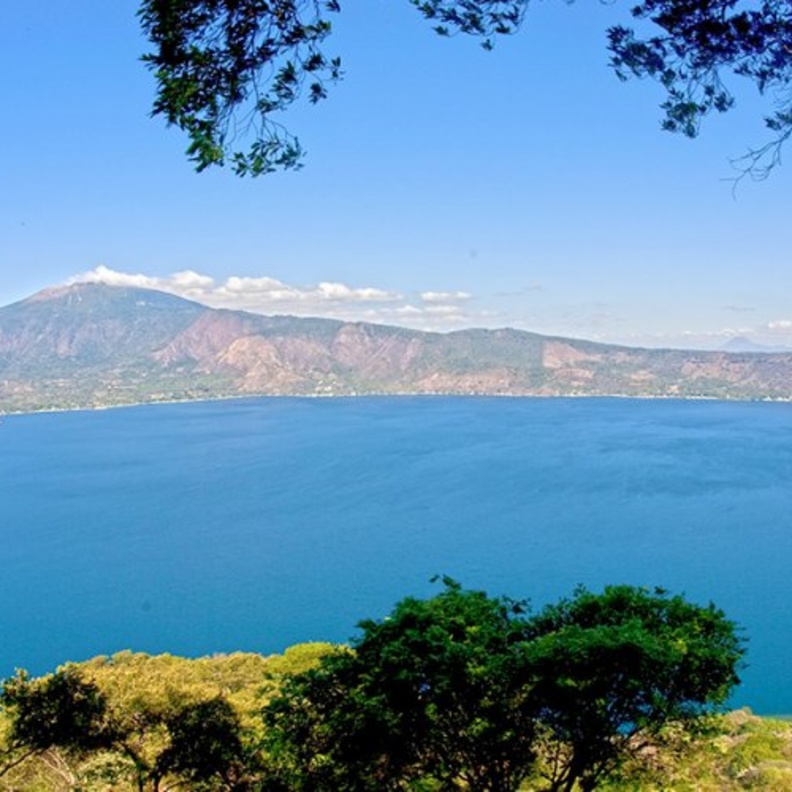 بحيرة Coatepeque الجميلة