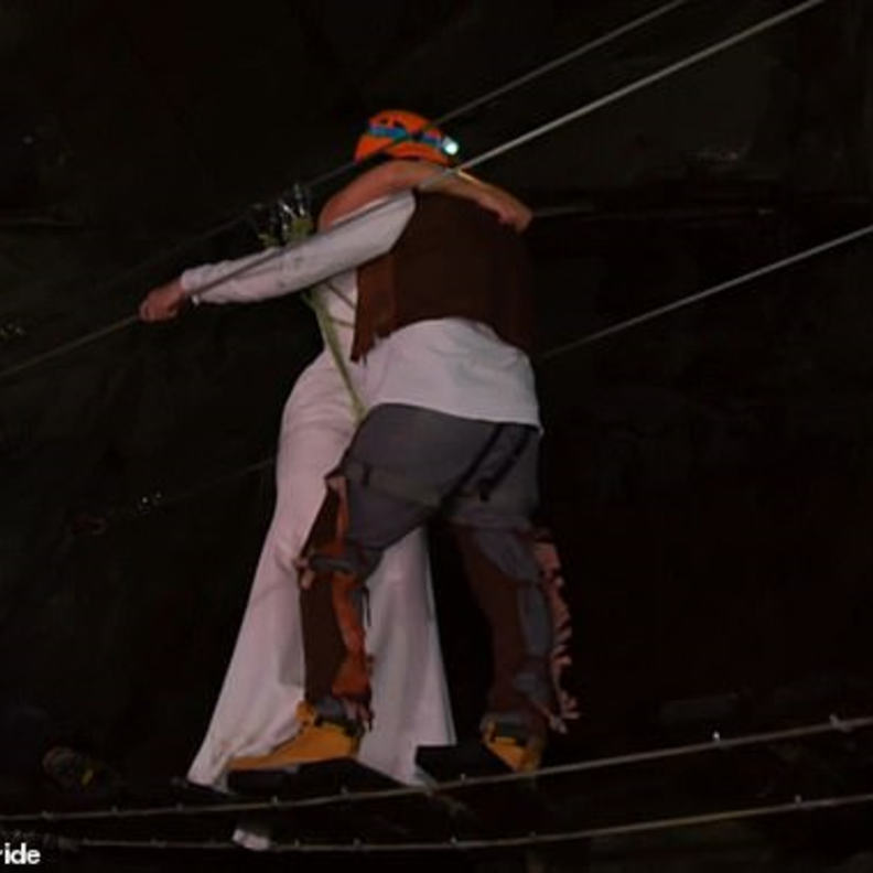 العروس ليونا خابت امالها بعد ان اضطرت الى المشي عبر الكهف المظلم بدون عائلتها