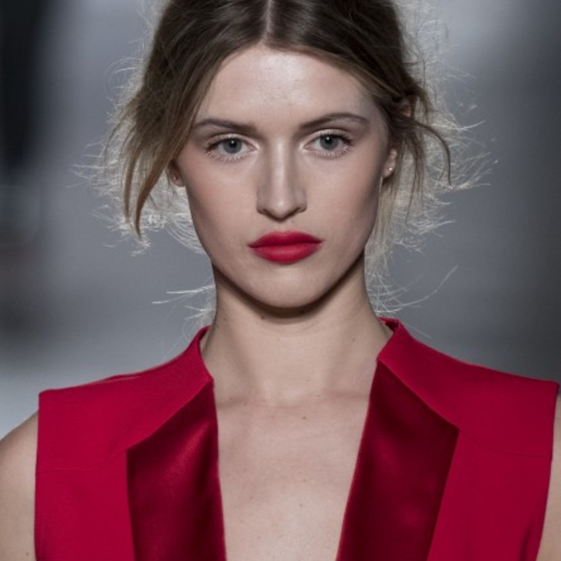 الوان احمر الشفاه المات الاحمر بدرجات بارزة موضة شتاء 2020 من Genny