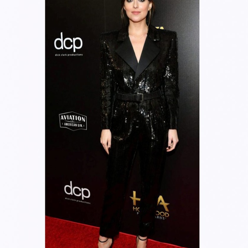 الملكة ليتيزيا تألقت ببدلة سوداء تميّزت بأكمامها المزيّنة بالريش