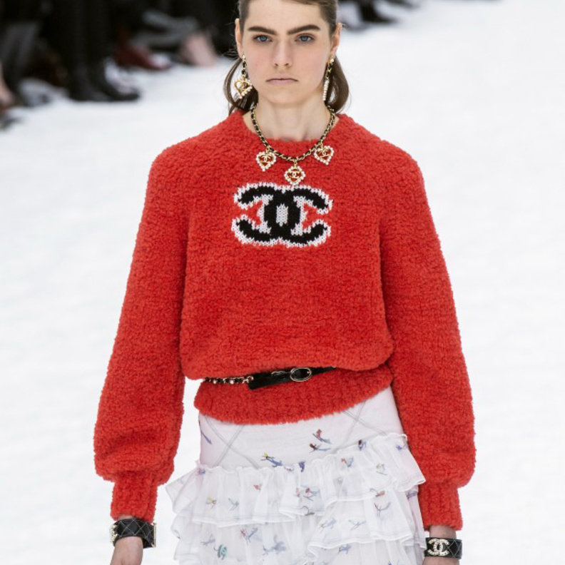 الكنزة باللون الأحمر من شانيل