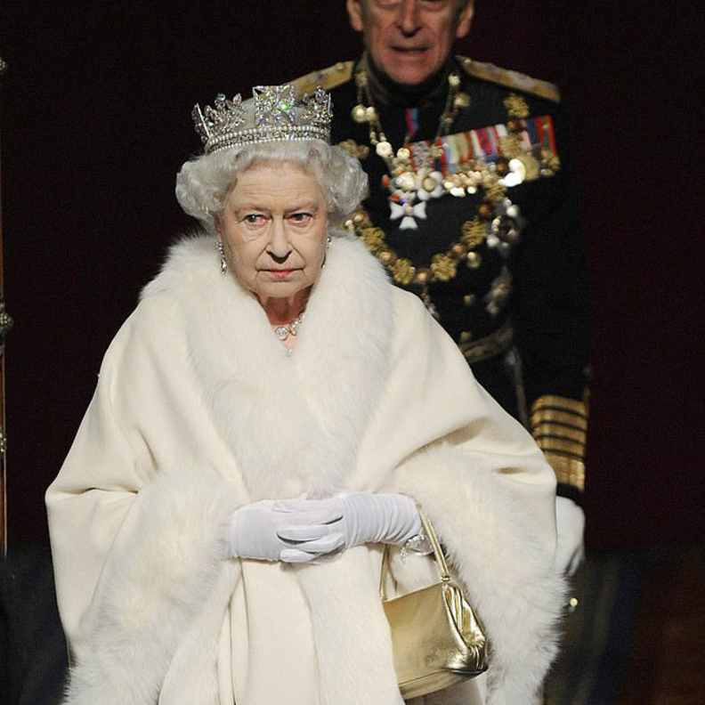 ملابس الملكة الجديدة لن تصنع من الفراء الطبيعي