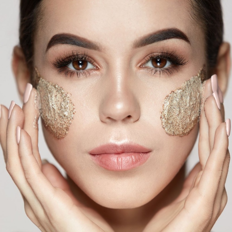 مقشر السكر والعسل مرتين في الأسبوع لازالة الخلايا الميتة للبشرة الدهنية