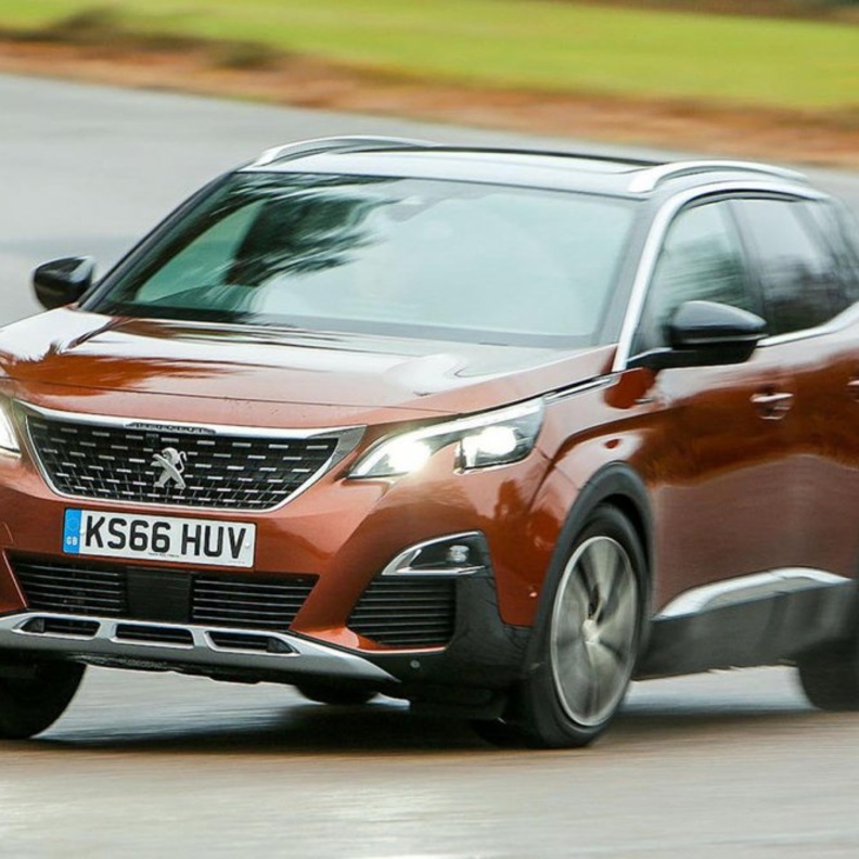 ركزت السيدات في اقتنائهن لطراز X1 على اللون الأزرق الكحلي