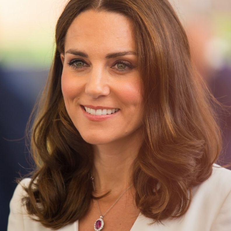 طريقة وضع مكياج خفيف للعمل مع خطوط الايلاينر من وحي اطلالات كيت ميدلتون