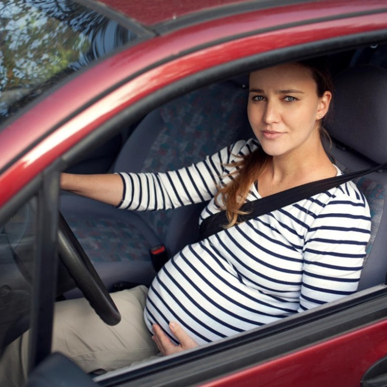 احرصي على ارتداء الملابس المريحة الواسعة أثناء القيادة وارتداء الأحذية الخفيفة بدون كعب