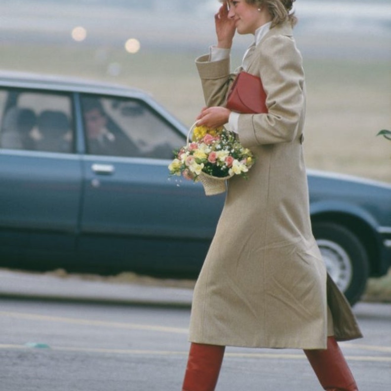 إطلالة بالفستان الأبيض الطويل مع الجزمة باللون الأحمر