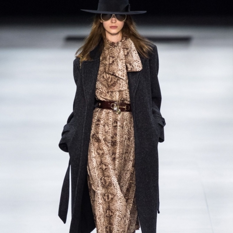 معطف طويل للمحجبات من Akris 