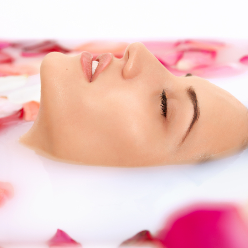  كيفية عمل حمام الحليب لترطيب الجسم والشعر وطرق الاستحمام به