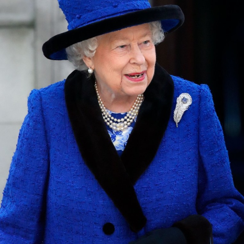 الملكة اليزابيث تفاطع الفرو الطبيعي