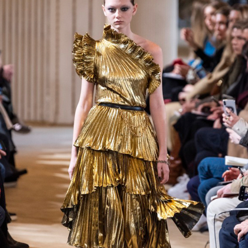 اختاري التصاميم الذهبية لاطلالة جريئة في سهرات شتاء 2020