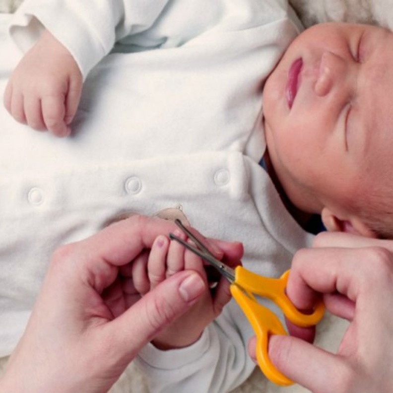  كيفية تقليم وقص اظافر حديثي الولادة بسهولة وآمان