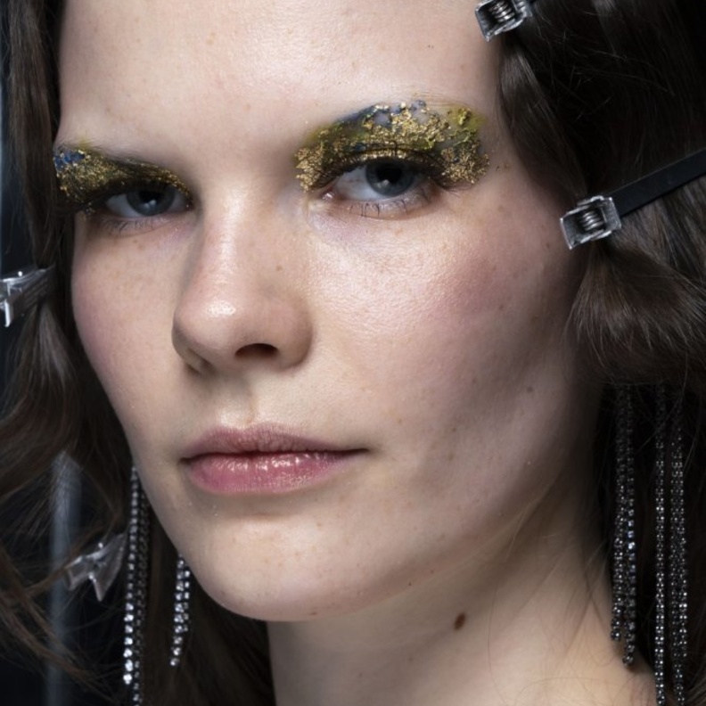 ظلال العيون الحمراء مع الترتر من Rodarte