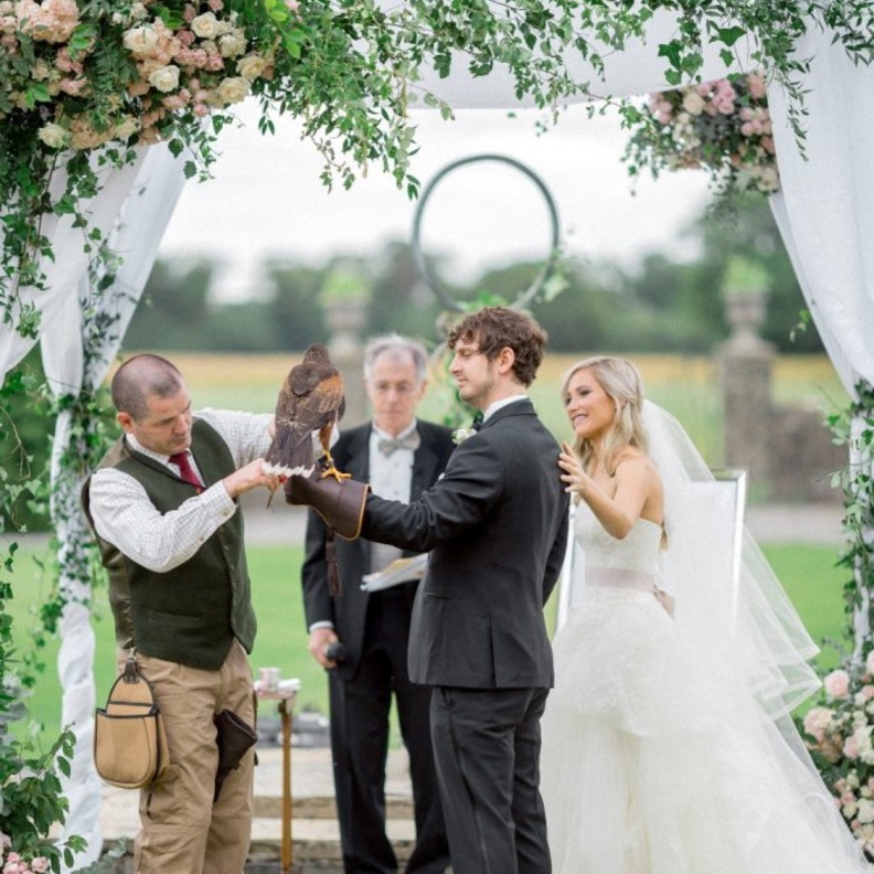 اقيم حفل الزفاف في قلعة لاترلستاون التي تشرف على تربية الصقور