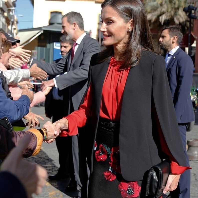 موضة التصاميم الراقية بأسلوب ليتيزيا ملكة إسبانيا مع الكاب الاسود